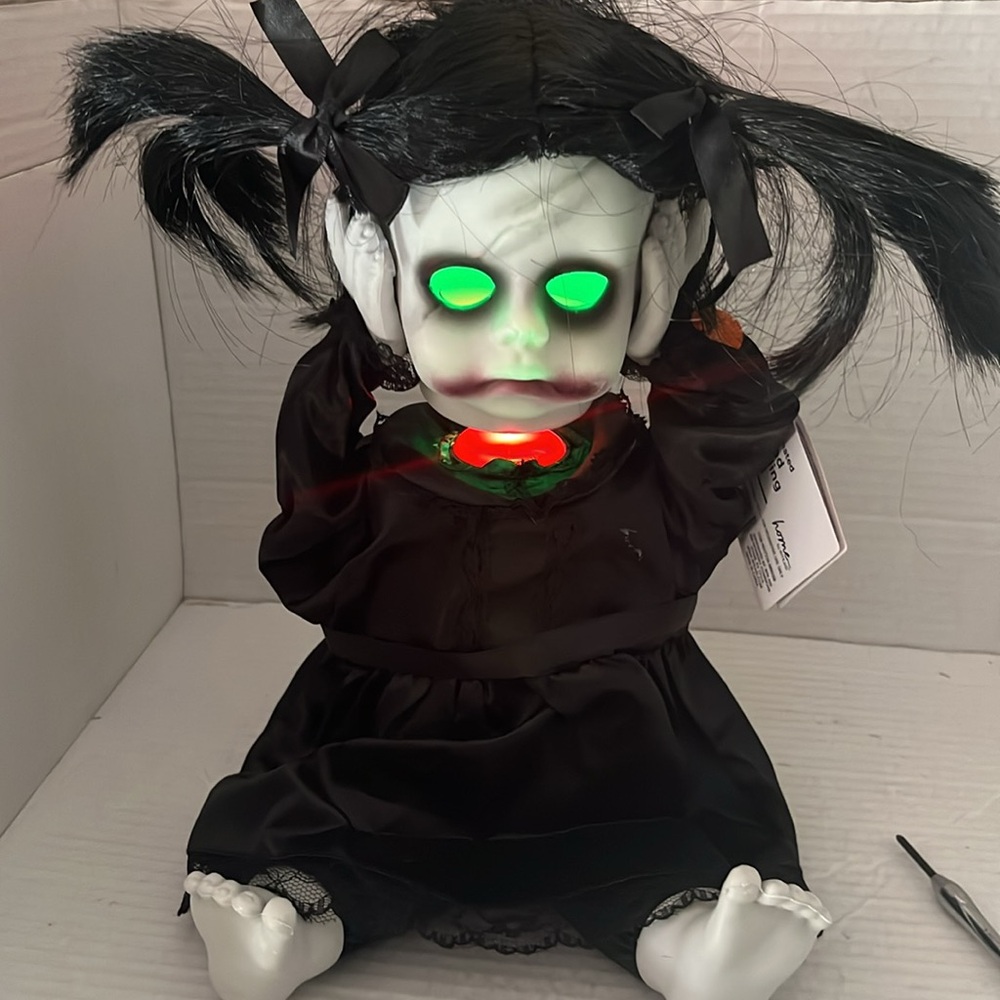 Spooky Village Halloween 14 in Animated Spooky Doll with Moving Head NWT